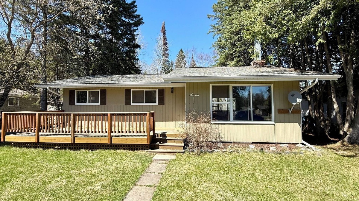 Falcon Lake Cabin | "Fairway to Heaven' – Walk to Golf, Beach, Lake, Bar & More!