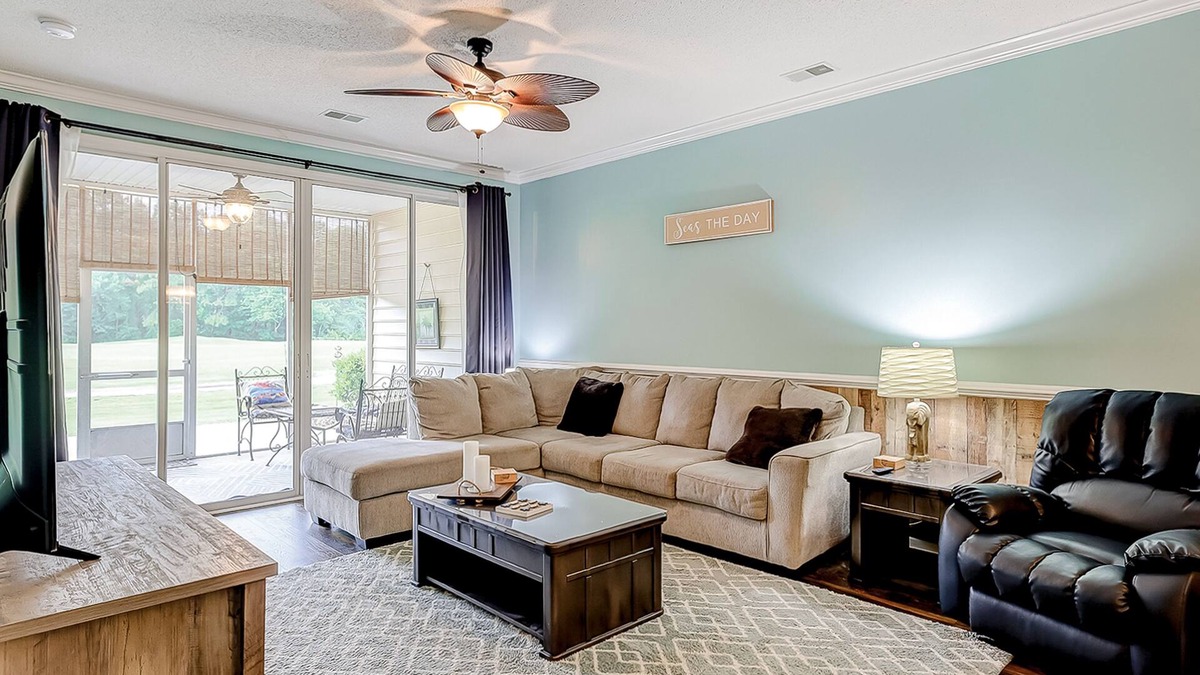Red Hill Condo | Fairway-view condo with screened porch, AC, W/D, pool, hot tub, & tennis