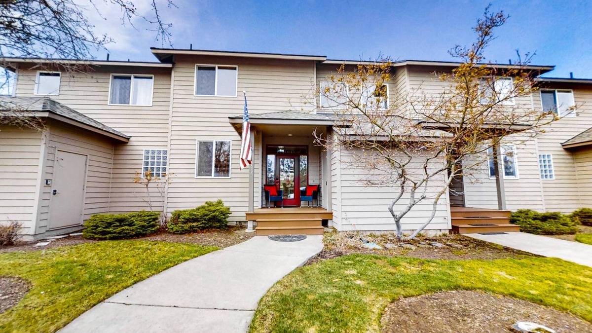 Redmond House | Fairway view townhome with private hot tub, grill, pool, & golf - dogs welcome