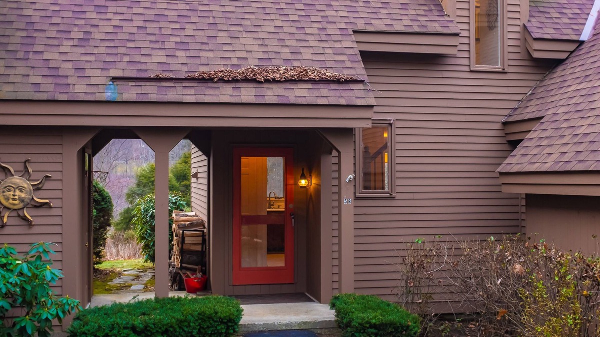 West Hartford Cabin | Fairway Village gem on the Quechee Golf Course - air-conditioning & fireplace