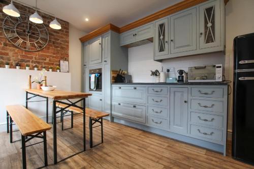 Hoylake Apartment | Fairways View - Spacious Apartment - Sleeps 6 - Lovely Views - by Rework Accommodation