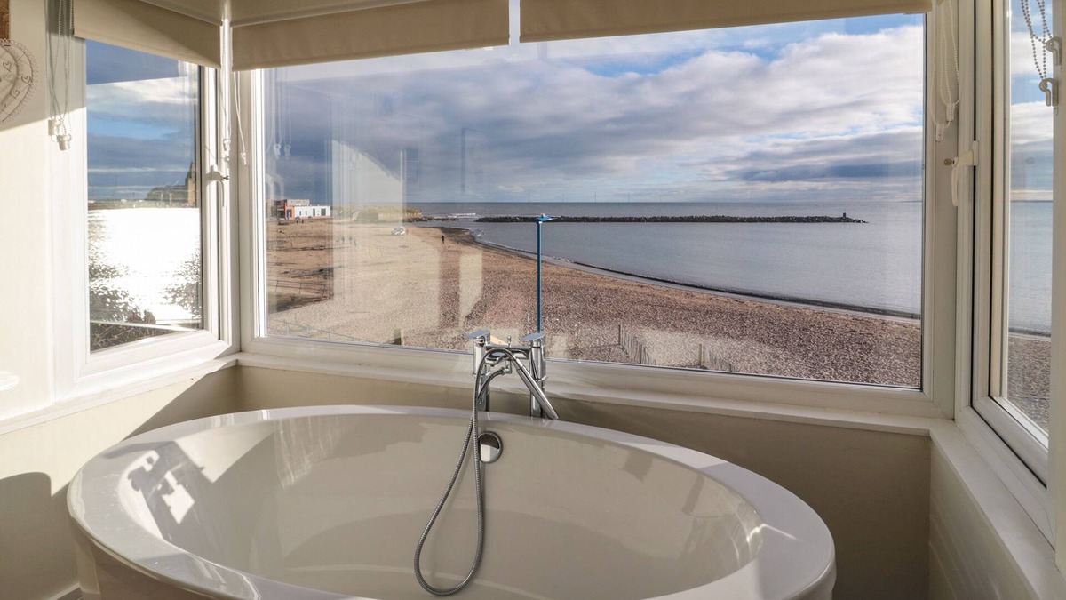 Newbiggin-by-the-Sea Cottage | FAIRWINDS, pet friendly, with a garden in Newbiggin-By-The-Sea