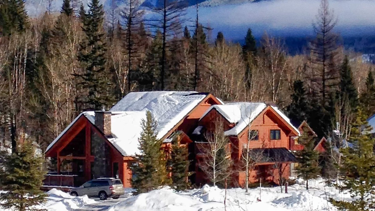 East Kootenay Ski Chalet | Fairy Creek Chalet l 5 Bedrooms l Sleeps 10 Adults l Hot Tub