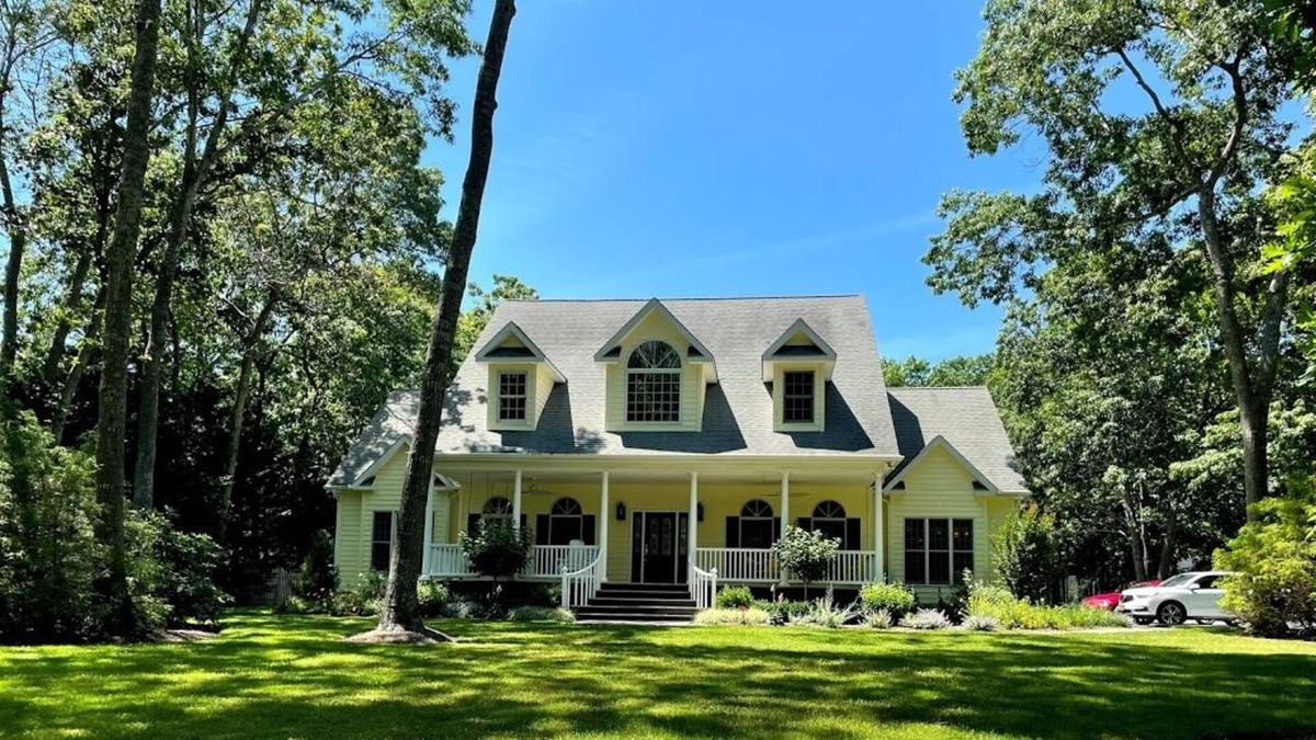 Remsenburg House | Fairy Tale House in The Hamptons with Heated Pool & Tennis Court