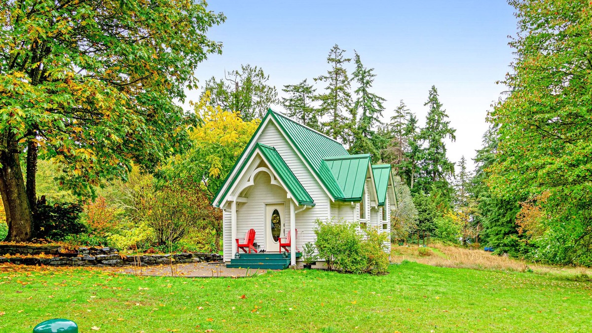 Vashon Island Cottage | Fairytale Cottage with a Lovely Meadow Setting, Patio & WiFi - Walk to KVI Beach