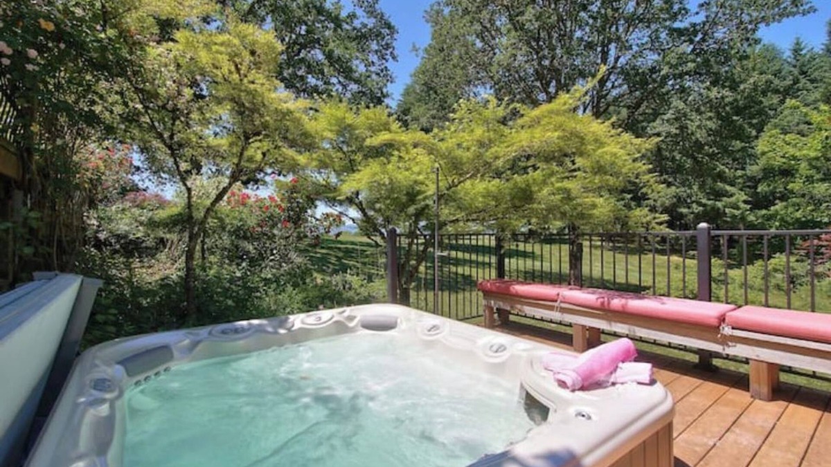 Carlton House | Fairytale escape in the heart of wine country with HOT TUB & TENNIS COURT n