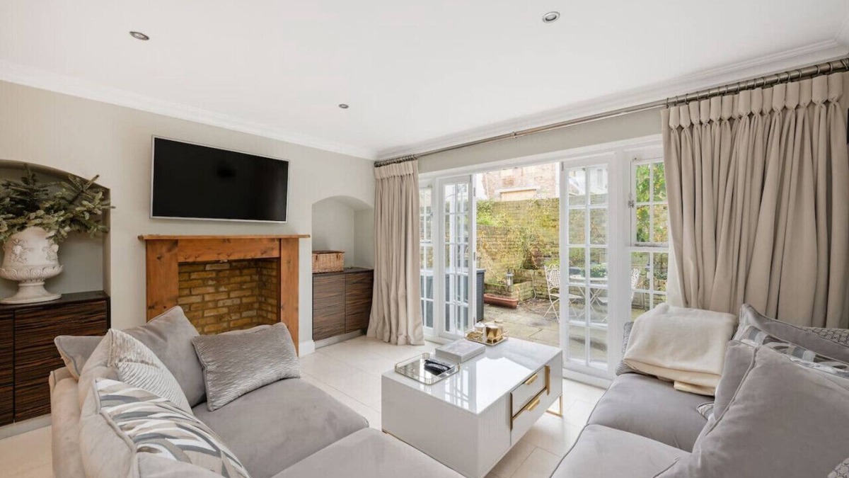 Churchill House | Fairytale Garden House - Next to Victoria Station and Pet Friendly
