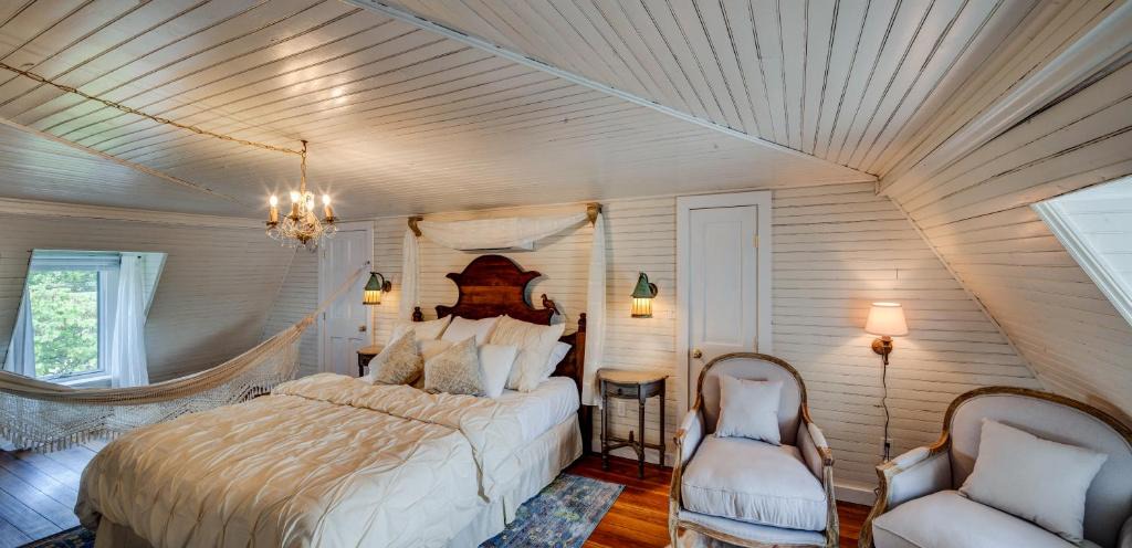 Belmont House | Fairytale Loft Suite 1 bed, 1 bath Luxury Apartment in Downtown Belmont