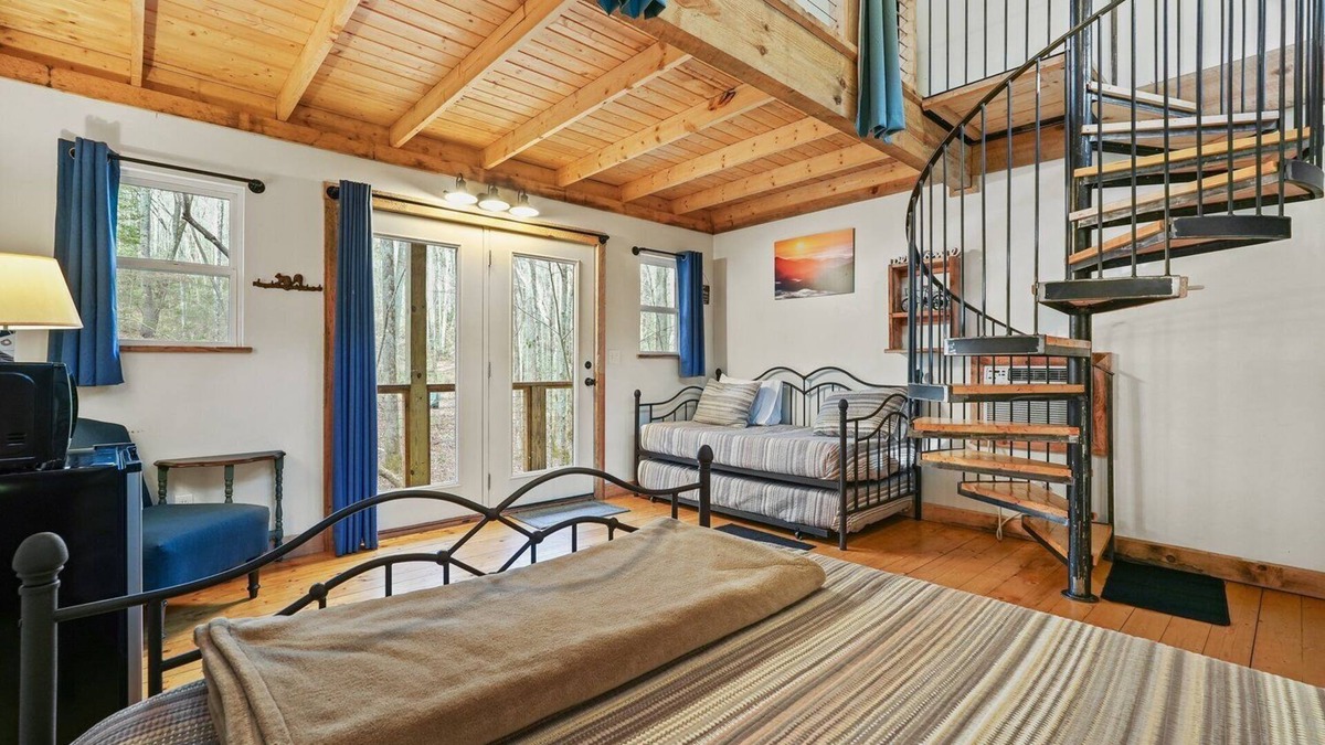 Ellijay Cabin | Fairytale SQUIRREL'S NEST cabin at Mulberry Gap in Ellijay!