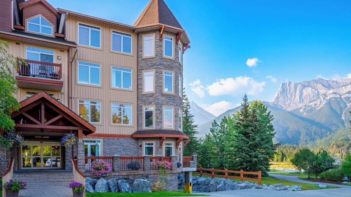 Canmore Apartment | Falcon Crest Lodge by CLIQUE