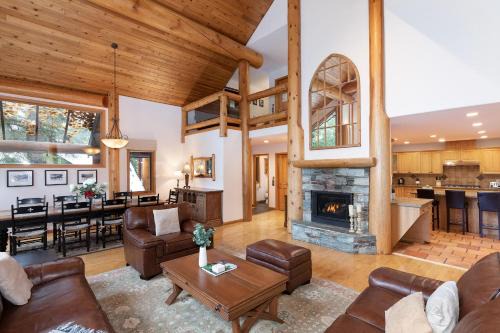Blueberry Hill House | Falcon's Nest | Classic Log Home w/Village Parking, Hot Tub, & Fireplace