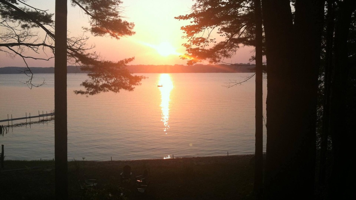 Ludington House | Falconhurst: Cottage on lake near town and dunes!