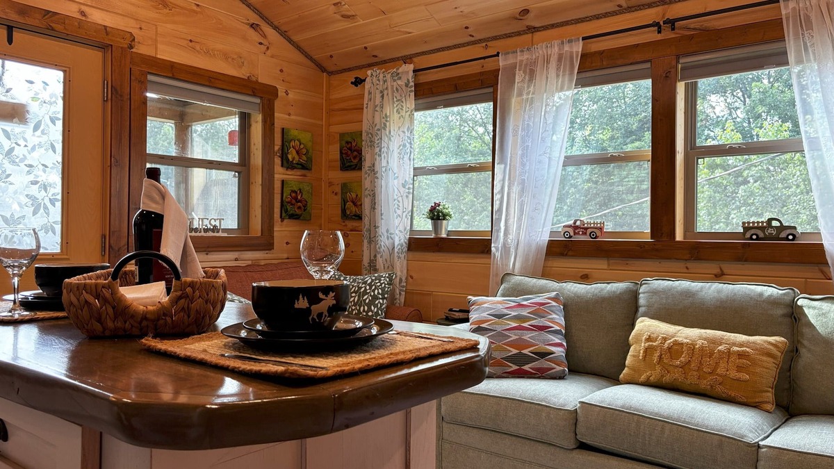 Tennga Cabin | Falcons Nest cabin with AC and WiFi in enchanting Calhoun TN