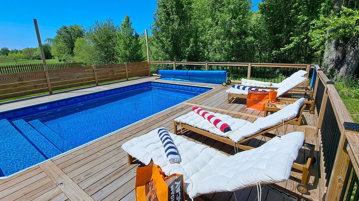 Bridgman House | Fall 2 nt min Dog-friendly home 40lb limit -near Lake Michigan pool hot tub