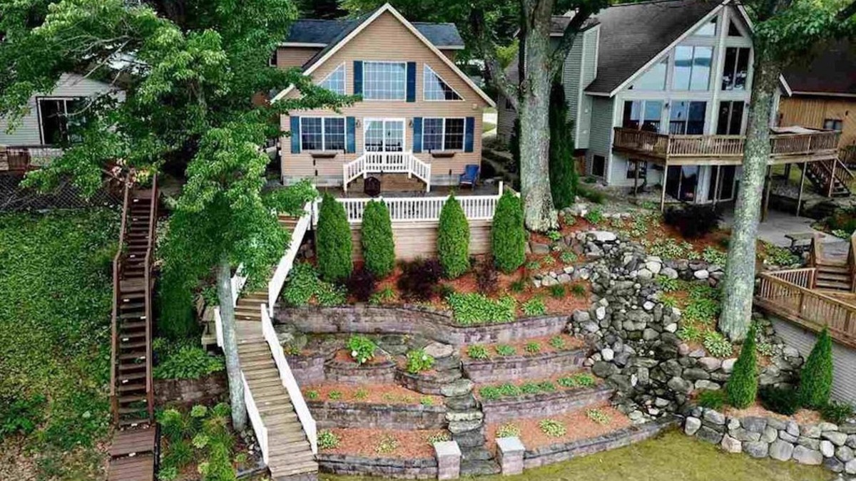 Lake City House | FALL 2023 DATES OPEN!nLuxury beach resort home on beautiful Lake Missaukee