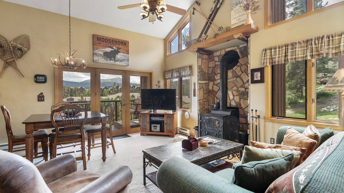 Four O'Clock House | Fall Availability! Cozy Ski-in/Ski-out Condo! Mountain Views! Shared Hot Tub!