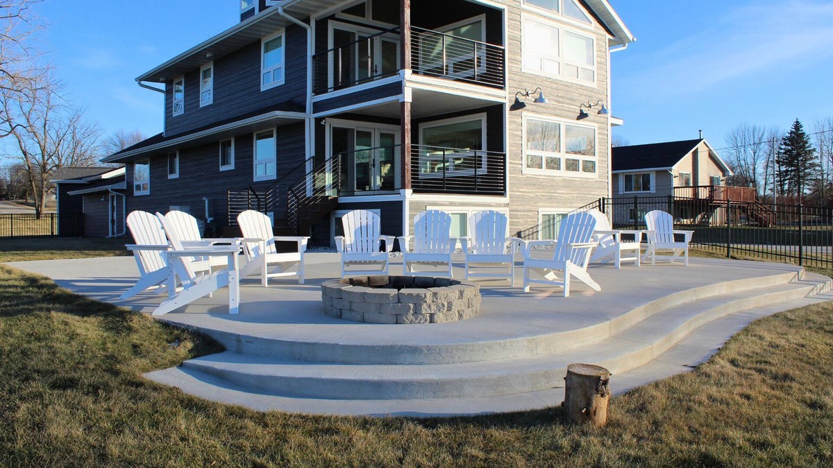 Green Bay House | Fall Bayfront Luxury | Kayaks + Near Lambeau Field