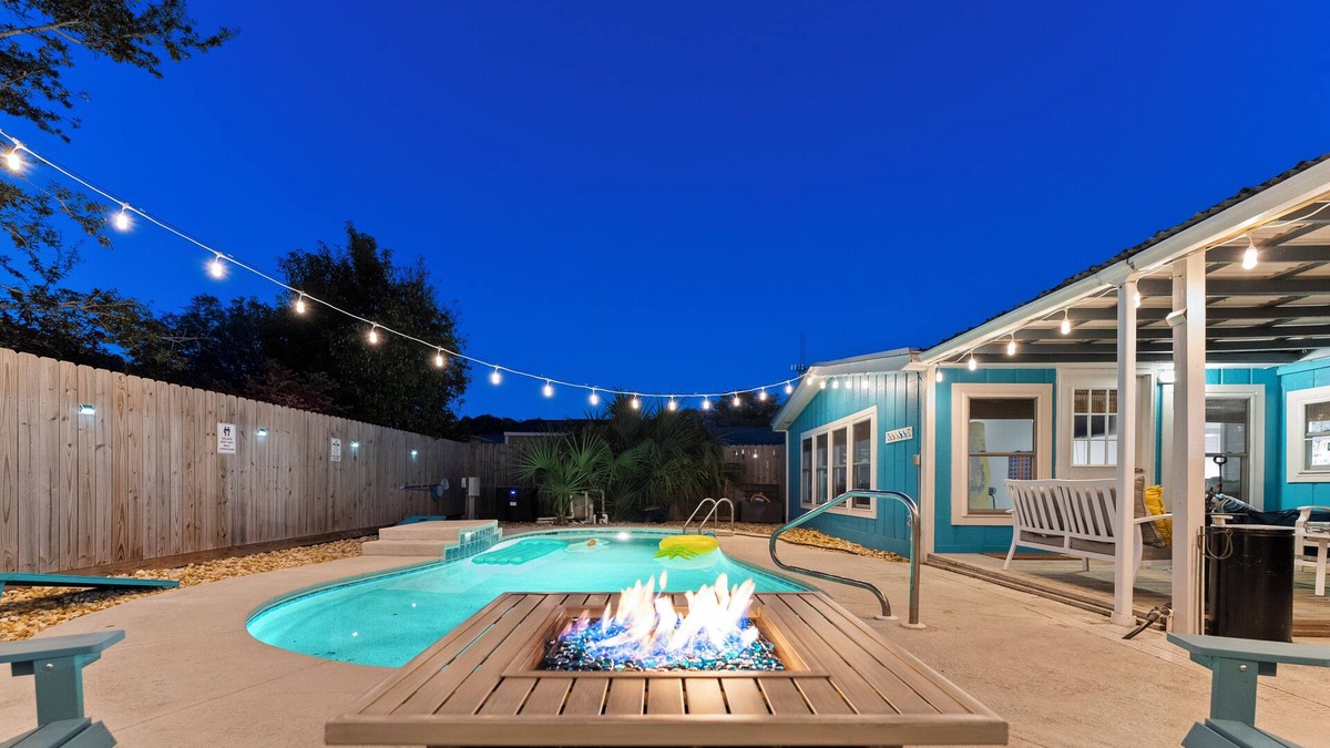 West Panama City Beach Cottage | *Fall Dates*-Large Private Pool-Fire Pit-Walk To Beach-Dog Friendly-King Beds