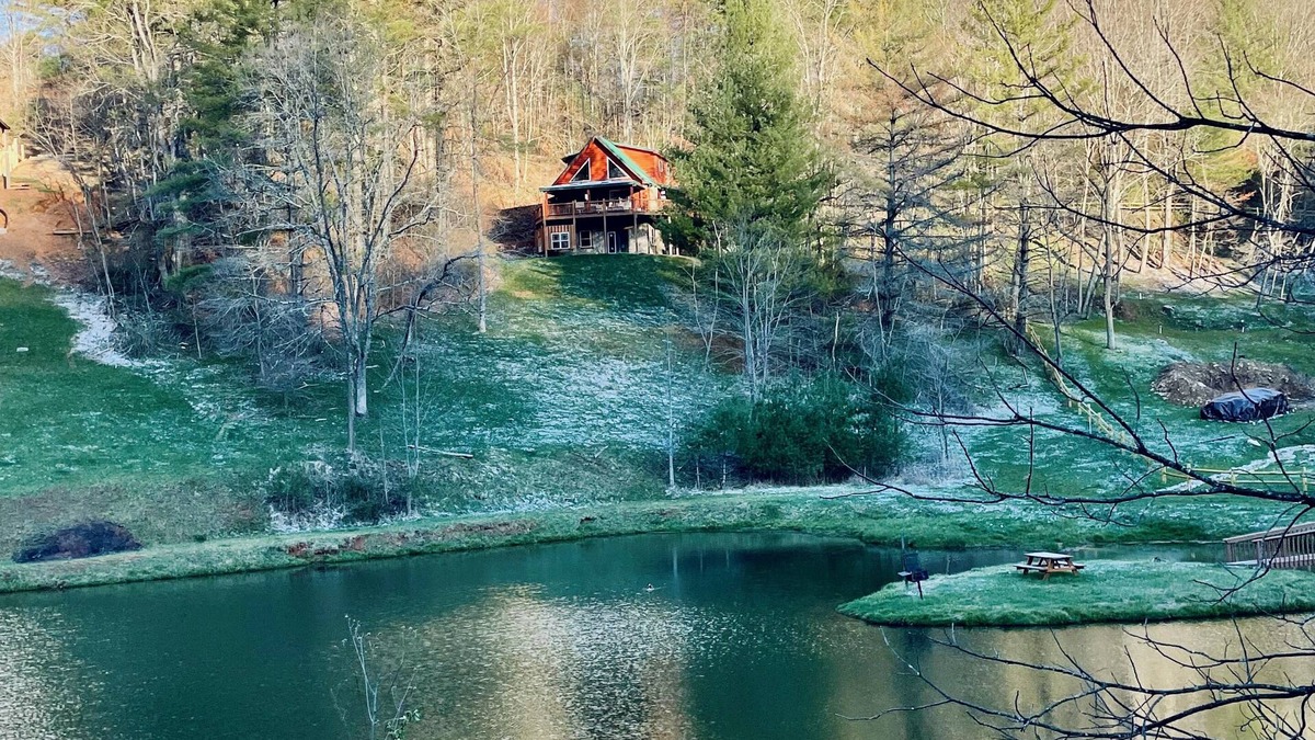 Grassy Creek Cabin | FALL ESCAPE 4-bedroom dog-friendly log cabin
