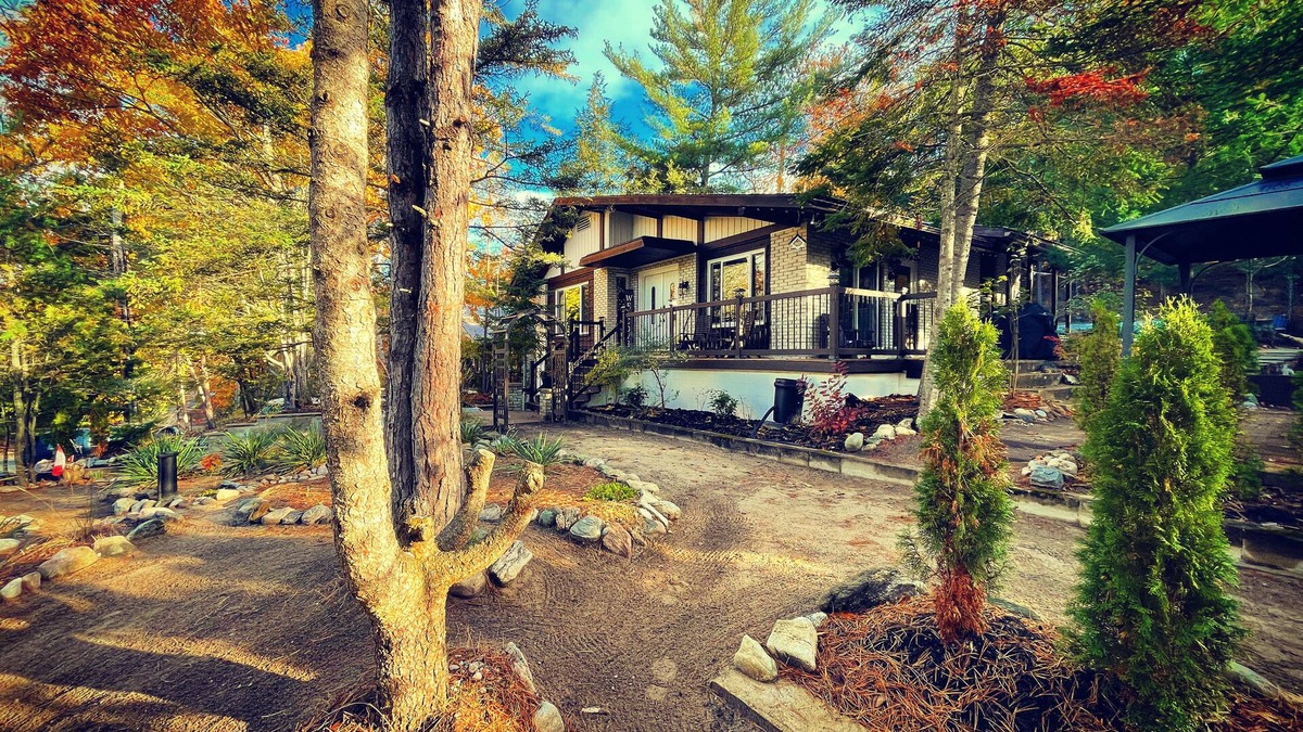 Tiny House | Fall Escape - dazzling colours & stunning beach