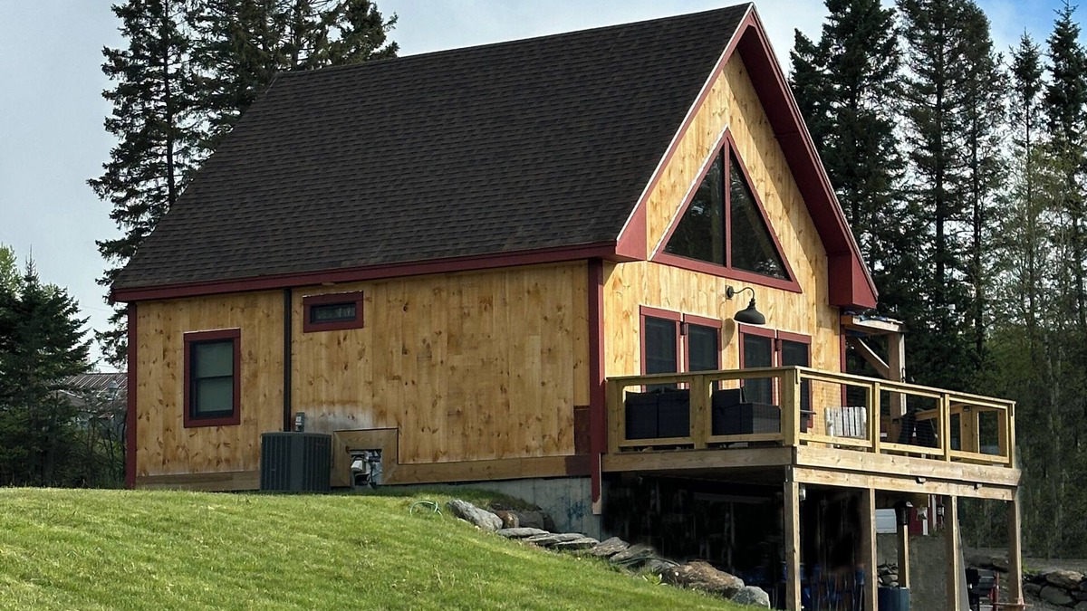 Colebrook Cabin | FALL FOLIAGE - Direct ATV Trail - CENTRAL AC - Cabin with Mountain Views & WiFi