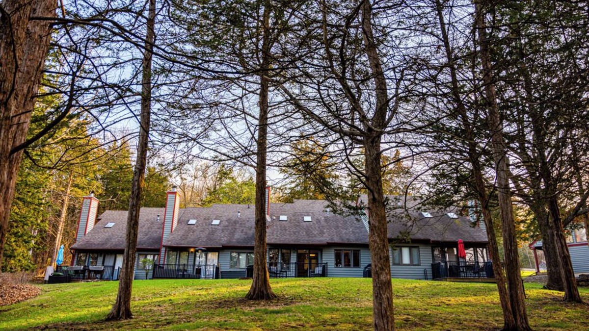 The Galena Territory Condo | Fall Foliage Golf Course View - King Beds - Fireplace - Near Scenic Trails
