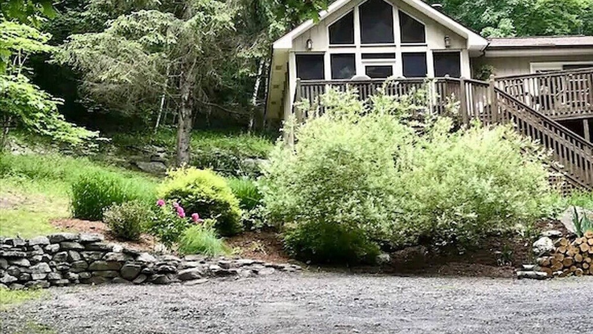 Ghent House | Fall Foliage Retreat – 4BR/3BA Hillside Home Near Berkshires, Sleeps 8
