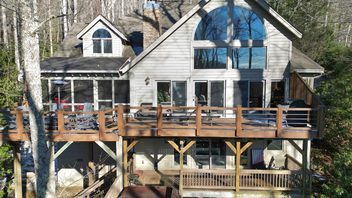 Boone House | Fall Football@Blowing Rock! 4000sf, 4.5Beds+HotTub+Arcade+EV+Pool+Pickle!