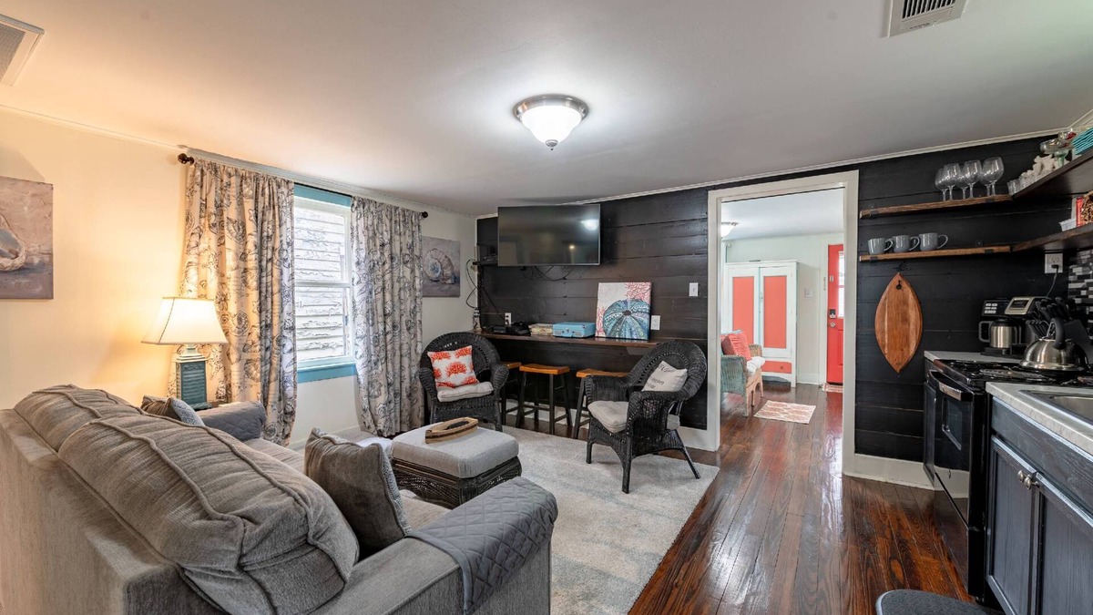 San Jacinto House | Fall for Galveston 15% Off Your Stay This Season