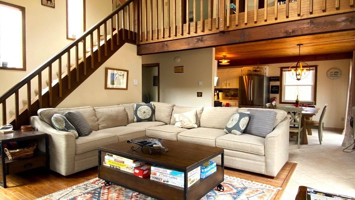 Lake Ariel Ski Chalet | Fall getaway in The Hideout. Walking distance to beach with scenic lake views