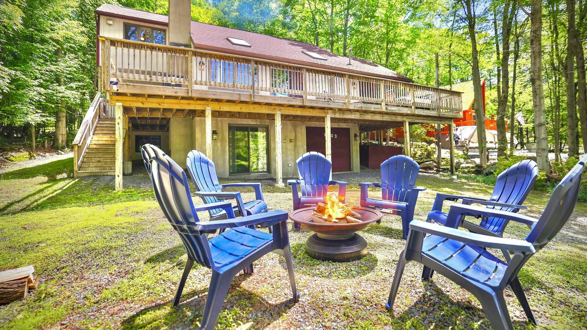 Lake Ariel Ski Chalet | FALL HIDEOUT COTTAGE+2 FIRE PITS+FIREPLACE+SPACIOUS SLEEPS 13+SMART TVs+BIKES