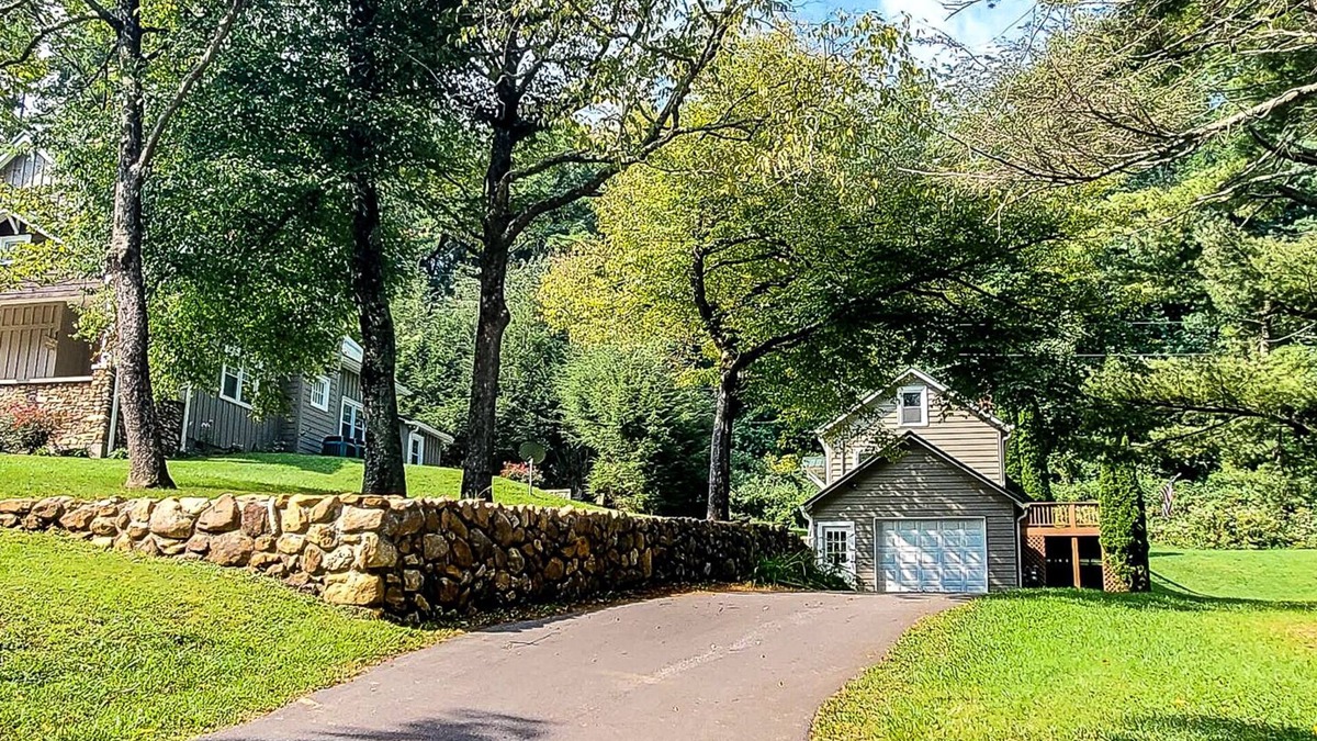 West Jefferson Cabin | Fall in Love Again at Walnut Hill Cottage This Sept in the Carolina Mountains