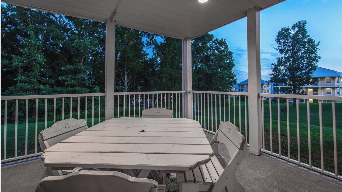 Branson Resort | Fall in the Ozarks! 2 sep. spaces w/KING beds, FULL baths & kitchens = PRIVACY!