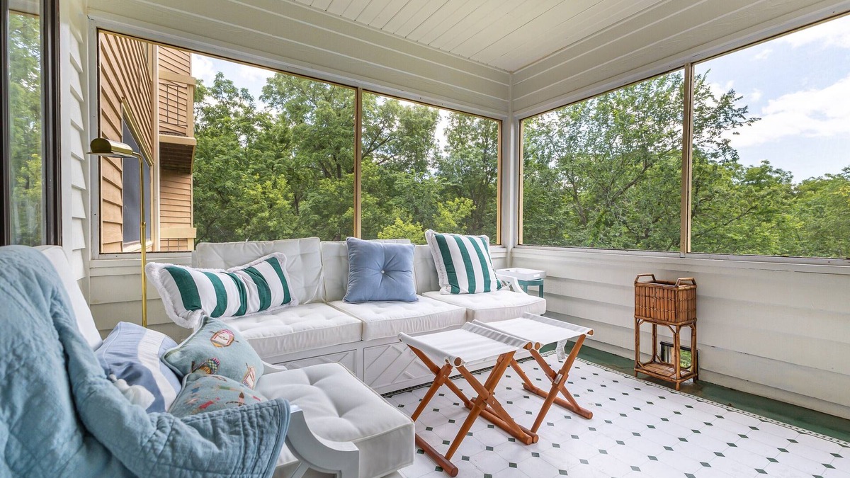 The Galena Territory Condo | Fall into Lake Views! King Bed, Screened Porch & Fireplace – Guest Favorites!