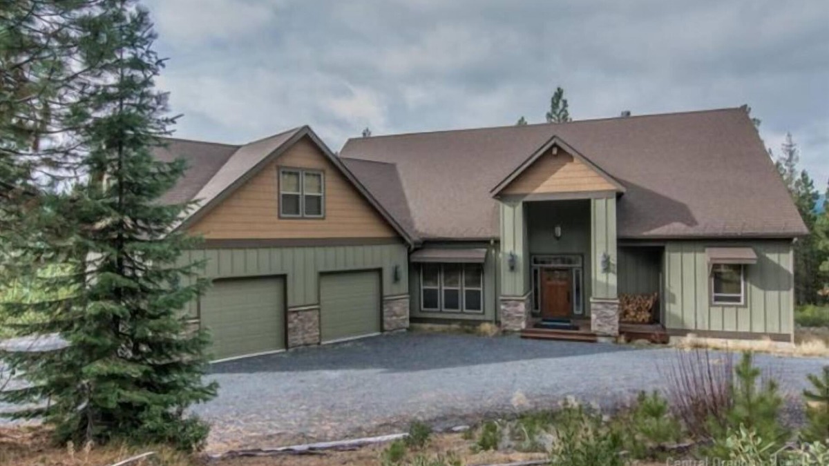 Crescent Cabin | Fall is fast approaching! Come enjoy some fall cool nights at the Mt Cabin!