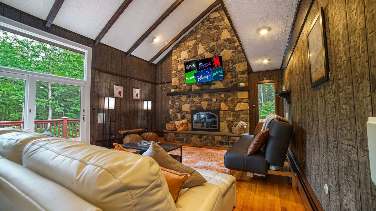 Hawley Cabin | Fall Lodge Retreat: 3-Acre, Hot Tub & Firepit