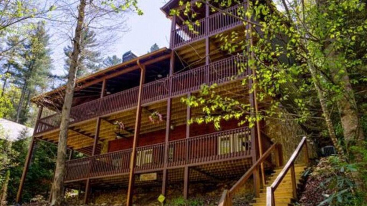 Blue Ridge Cabin | Fall on the Toccoa - Riverfront Fun & Relaxation