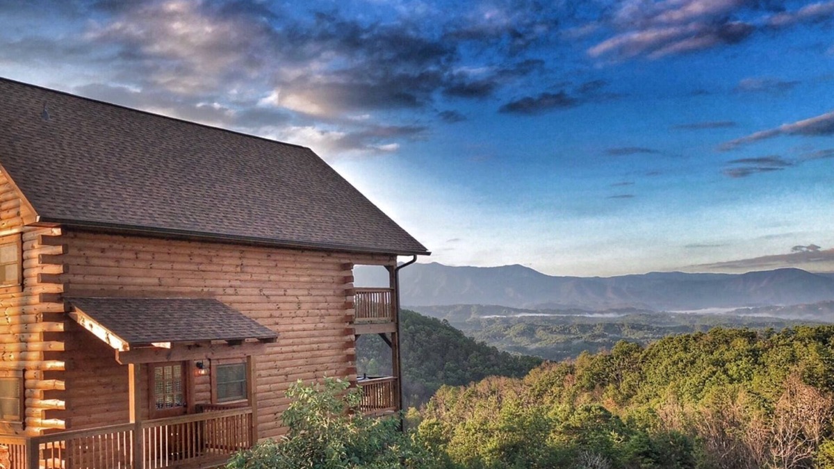 Gatlinburg - Pigeon Forge Cabin | Fall openings! MAJESTIC MTN views! 2BR2BA 12 min to PWY Hot Tub GAME ROOM!
