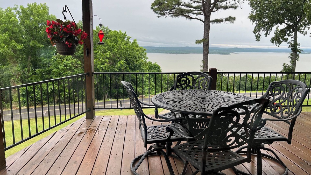 Vian Cabin | Fall Retreat With Spectacular Views of Lake Tenkiller.