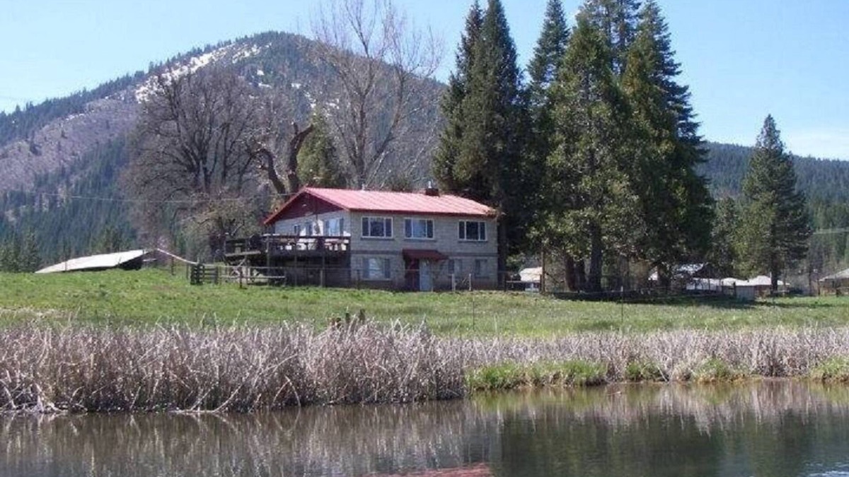 Fall River Mills House | Fall River Fishing House Access & Beautiful Views Await You