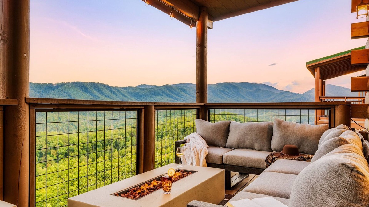 Gatlinburg - Pigeon Forge Cabin | Fall Sale~Epic View~Sleep24~85" Theater~VRStudio