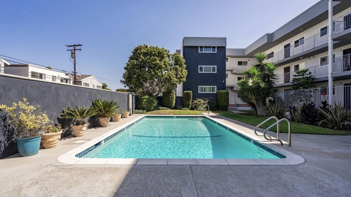 South Redondo House | Fall Special! Stunning Modern Luxury Condo - Gym, Pool, Steps to Hermosa