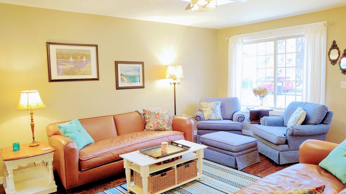 Harbert Cottage | FALL, the best kept secret at this Adorable Cottage! Wineries,Restaurants,Trails