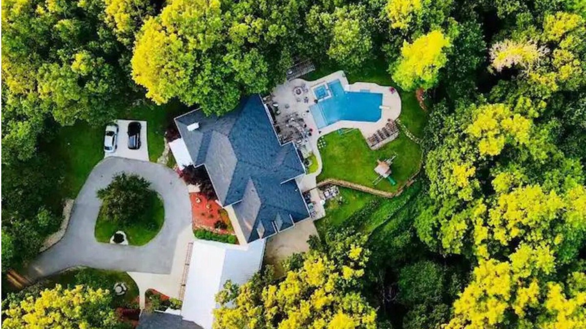 Fair Oaks House | Fall & Winter discounts! Enjoy the hot tub and fire pit!