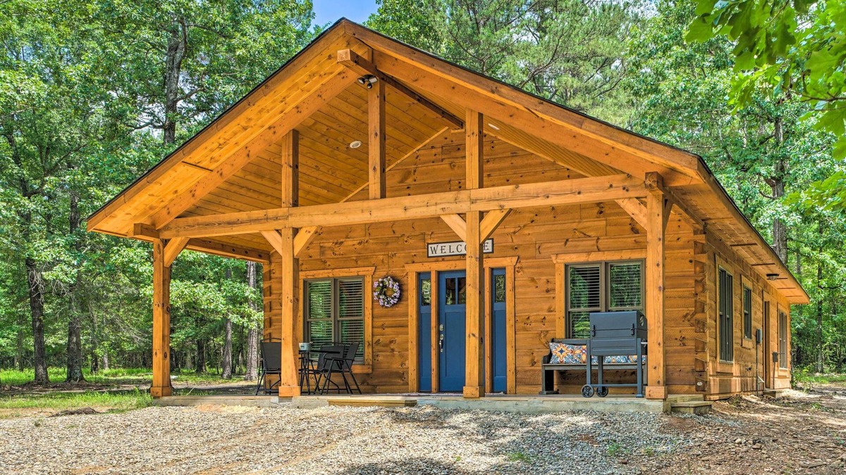 Hatton Cabin | 'Falling Star' Eagletown Cabin w/Hot Tub: Pets OK