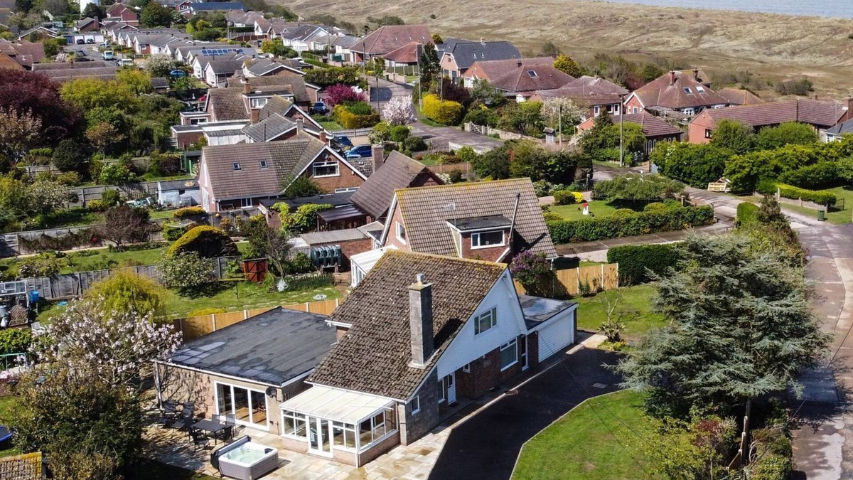 Winterton-on-Sea House | FALLOWFIELD, pet friendly, with hot tub in Winterton-On-Sea