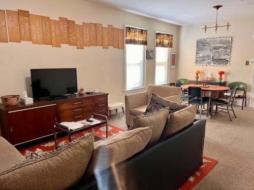 Downtown Niagara Falls House | Falls Retreat - Walk to the Falls, the Casino and all Downtown Restaurants - Across from the Aquarium
