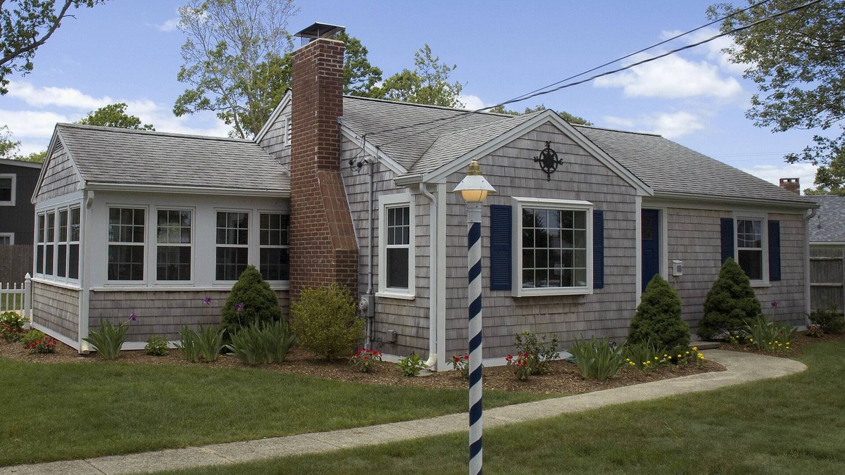Falmouth Heights Cottage | Falmouth Heights Cottage welcomes Disabled~EVs~Pets … Walk to Beach~Harbor~Town