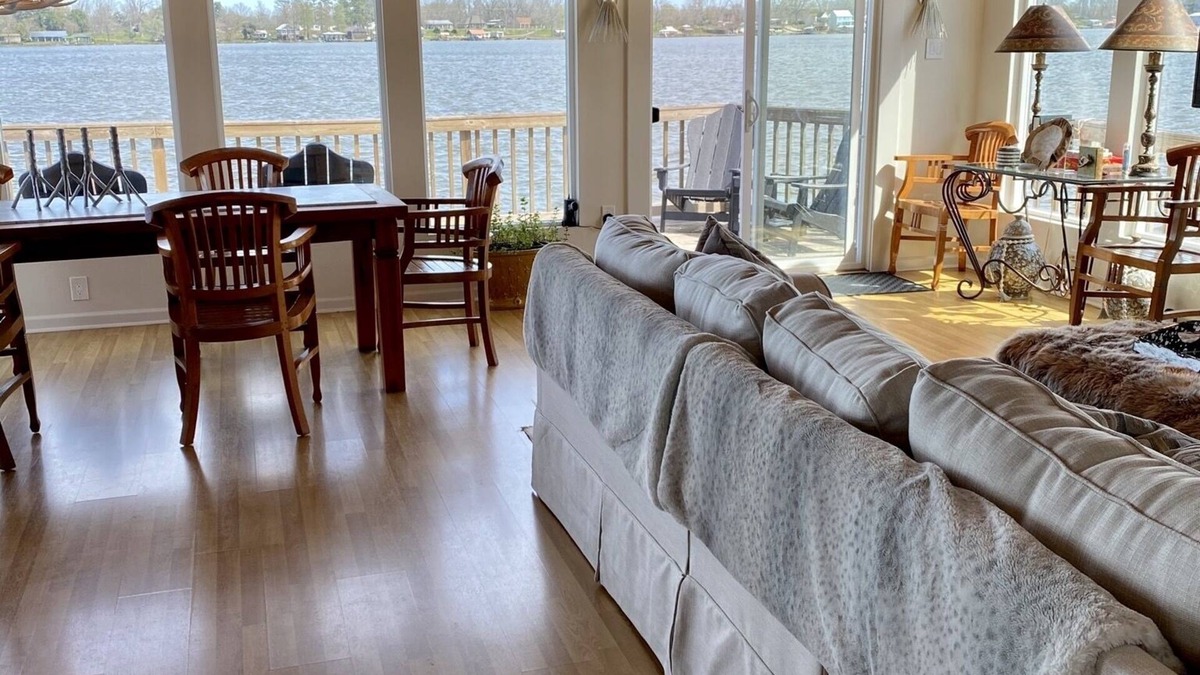 Oscar House | False River waterfront property 30 minutes from Baton Rouge