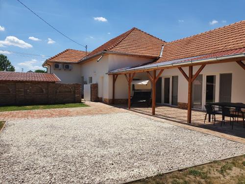 Cserkeszolo Apartment | Família Apartman Cserkeszőlő